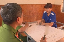 Gã thanh niên dí dao cướp xe ôm giữa ban ngày