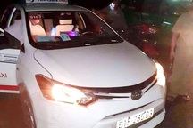 Hai đối tượng cứa cổ tài xế taxi cướp tài sản