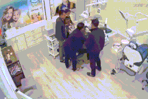 Nhân viên phòng khám răng bị nhóm người lao vào đánh túi bụi