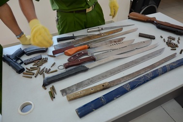 Người dân nộp súng đạn, hung khí, để nhận quà trong mùa Covid-19