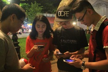 Giới trẻ đổ xô ra hồ Gươm săn Pokemon