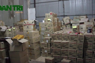 Hà Nội: Phát hiện hàng chục tấn bánh kẹo, mỹ phẩm…nghi hàng lậu