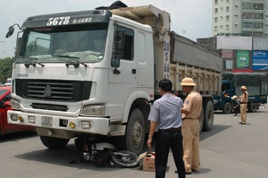 Hà Nội: 2 người thương vong tại ngã tư tử thần
