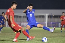 CĐV Indonesia làm loạn trang AFF, tố trận đấu của U19 Việt Nam gian lận