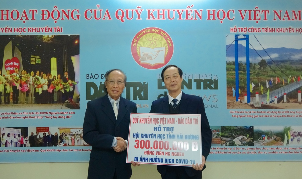 Trao tặng 200 triệu đồng hỗ trợ học sinh nghèo bị ảnh hưởng bởi Covid-19 - 3 Trao tặng 200 triệu đồng hỗ trợ học sinh nghèo bị ảnh hưởng bởi Covid-19 - 3