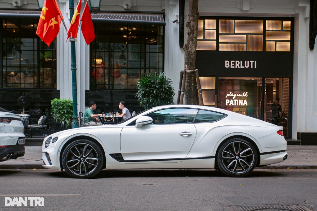 Đi gần 12.000km, xe Bentley Continental GT W12 mất giá hơn 10 tỷ đồng - 2