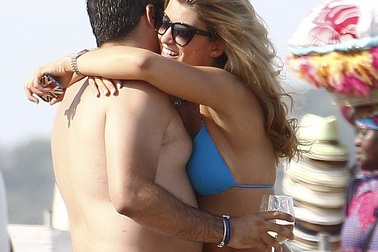 Hoa hậu Anh đẹp nuột nà trên biển