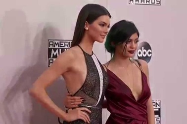 Kylie Jenner đọ dáng với các chị gái
