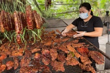 Người làm đặc sản gác bếp đỏ lửa xuyên đêm "chạy nước rút" vụ Tết