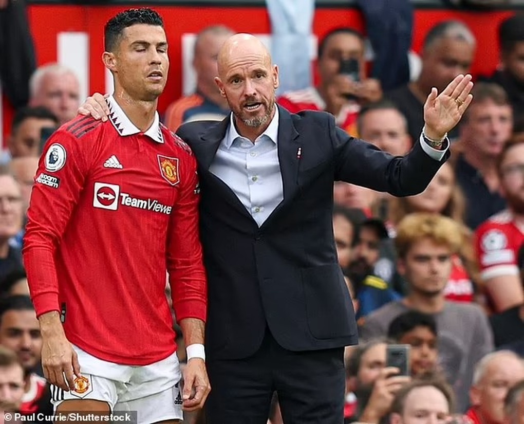 HLV Ten Hag tố Ronaldo đâm dao sau lưng mình để rời Man Utd - 1 HLV Ten Hag tố Ronaldo đâm dao sau lưng mình để rời Man Utd - 1