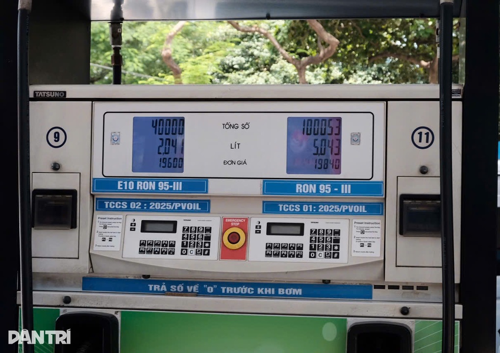 Xăng E10 lần đầu mở bán: Cửa hàng bán gần 1.000 lít trong một buổi - 1 Xăng E10 lần đầu mở bán: Cửa hàng bán gần 1.000 lít trong một buổi - 1