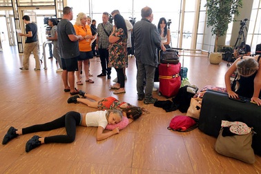 Sợ khủng bố, du khách Anh hoảng hốt rời Ai Cập