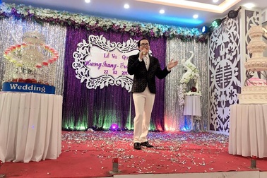 Nam MC hai lần trốn chạy khỏi người đàn ông cùng đoàn