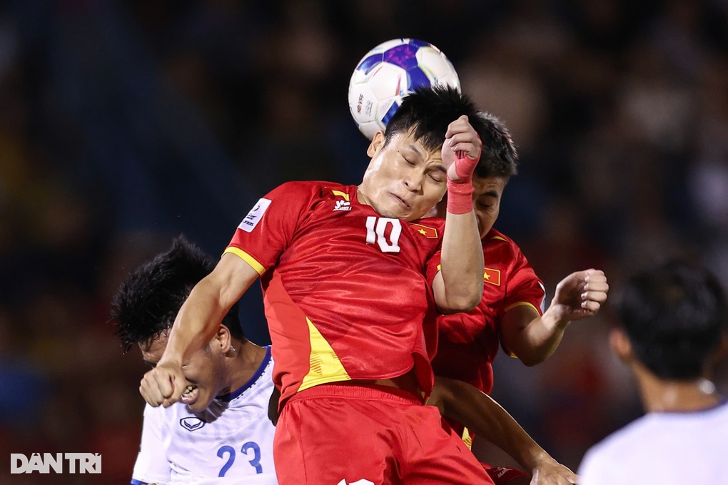 HLV Kim Sang Sik chia sẻ điều tiếc nuối về chiến thắng đậm trước Lào - 2 HLV Kim Sang Sik chia sẻ điều tiếc nuối về chiến thắng đậm trước Lào - 2