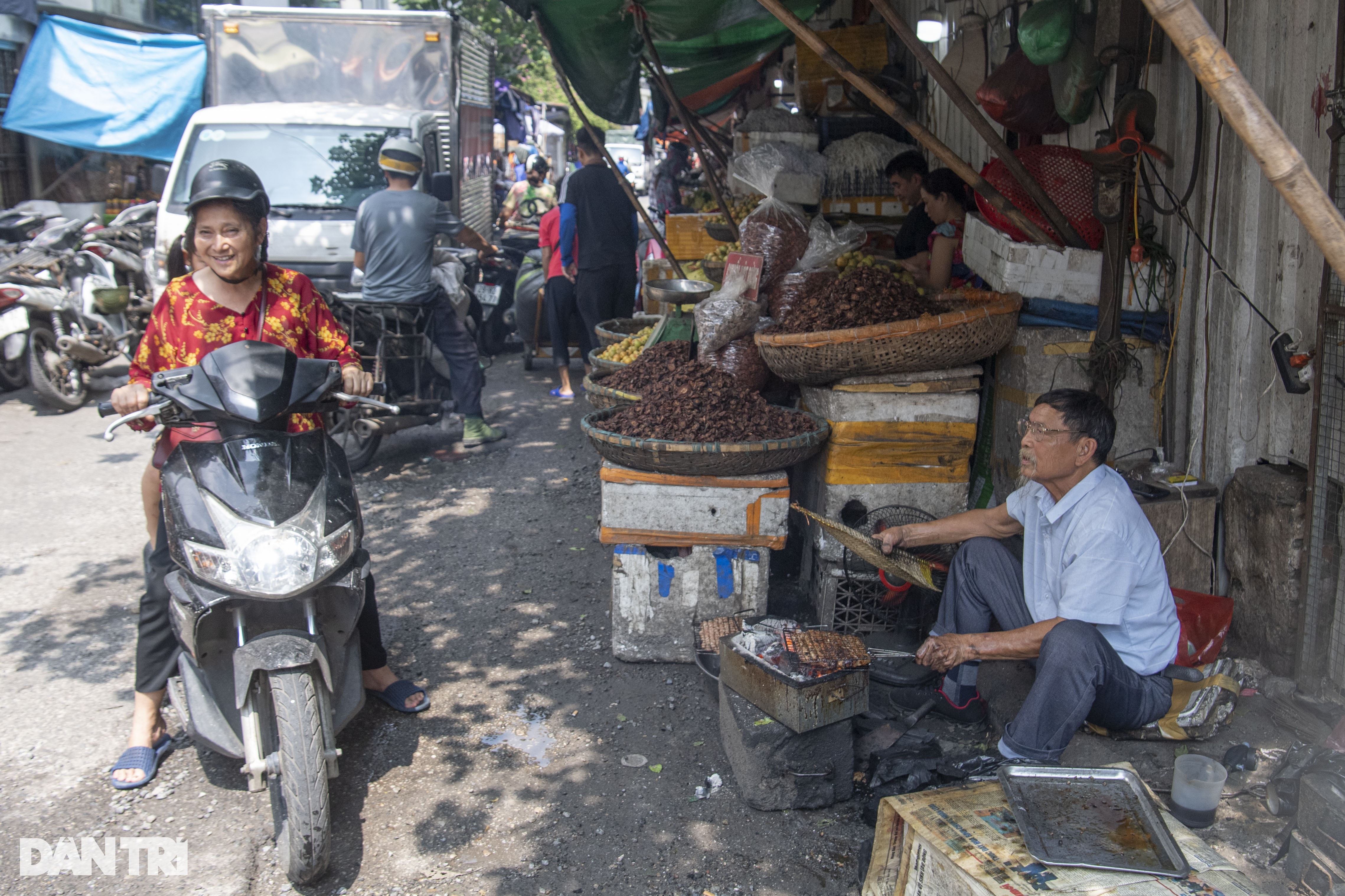 Cụ bà 102 tuổi ngày đêm bán hàng mưu sinh ở phố cổ Hà Nội - 5 Cụ bà 102 tuổi ngày đêm bán hàng mưu sinh ở phố cổ Hà Nội - 5