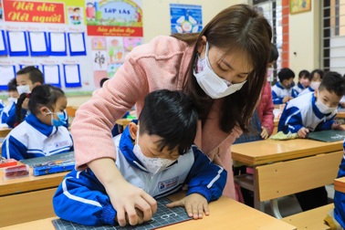 Hà Nội: Đề xuất học sinh lớp 1-6 ở 18 huyện, thị chuyển sang học online