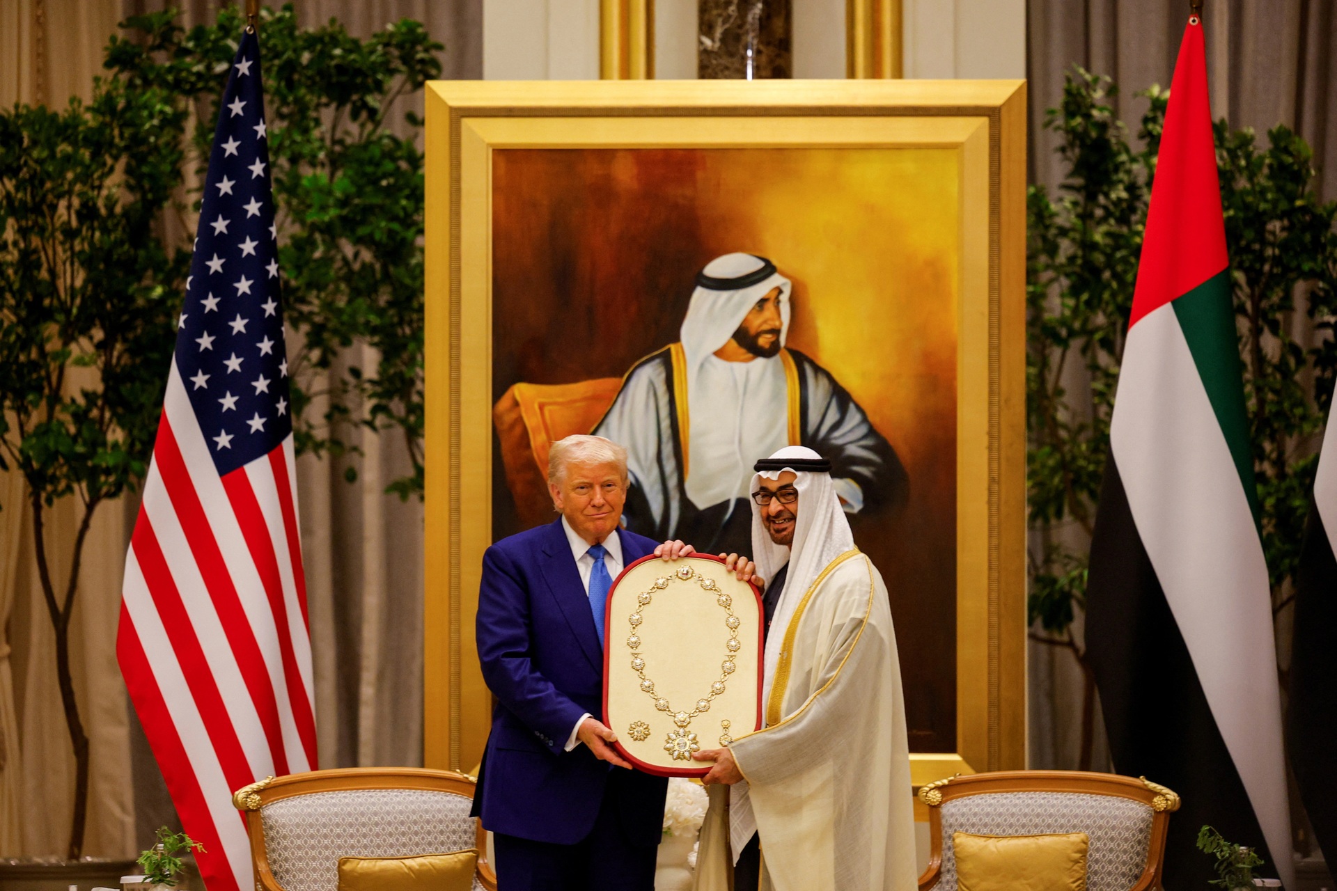 Ông Trump chốt loạt thương vụ 2.000 tỷ USD khi công du Trung Đông - 11 Ông Trump chốt loạt thương vụ 2.000 tỷ USD khi công du Trung Đông - 11