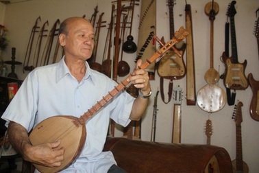 Người đàn ông “trả nợ” quê hương bằng bộ nhạc cụ độc nhất vô nhị