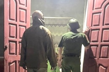 Mang 10 lít xăng đến nhà chồng cũ đòi tự thiêu