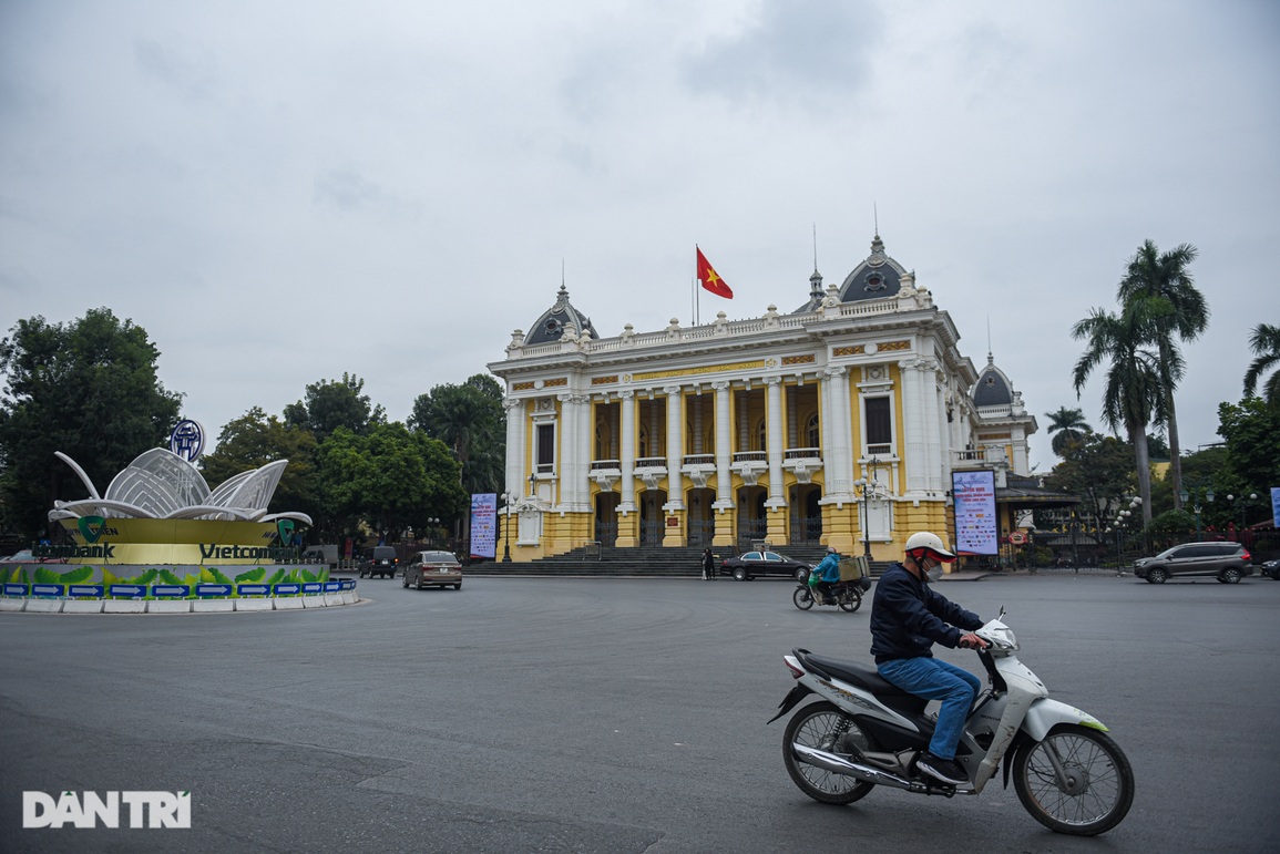 Đường phố vắng như Tết, quán xá đua nhau treo biển bán mang về ở Hà Nội - 4 Đường phố vắng như Tết, quán xá đua nhau treo biển bán mang về ở Hà Nội - 4