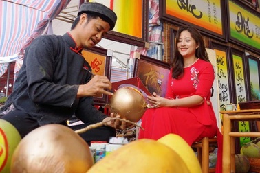 “Thổi hồn” thư pháp lên trái cây, lon nước ngọt