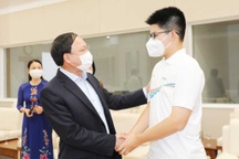 Bí thư Tỉnh ủy gặp gỡ, thưởng nóng Nhà vô địch Olympia 100 triệu đồng