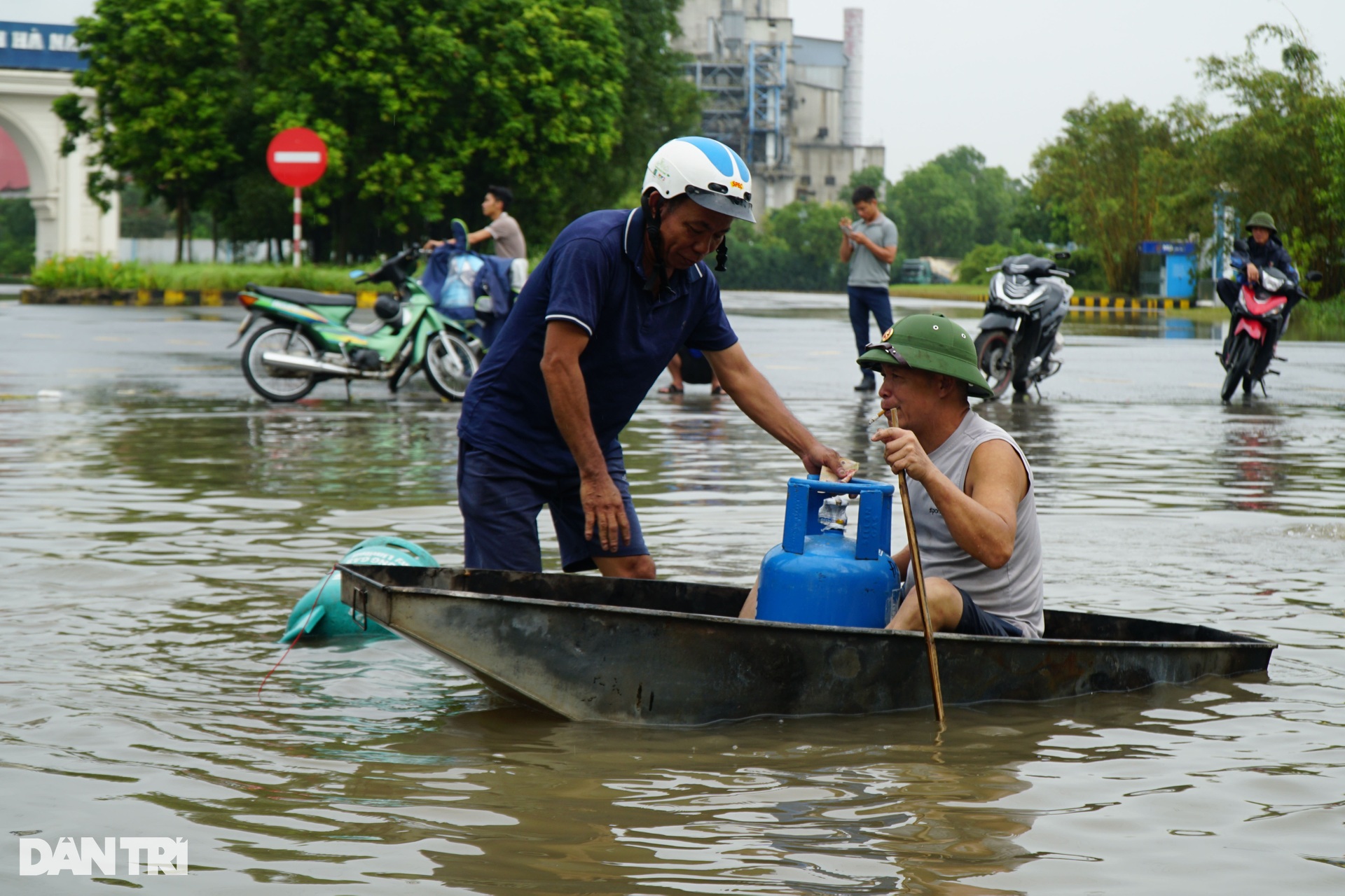 Nhiều khu dân cư ở Hà Nam vẫn ngập sâu khi nước sông Đáy dâng cao - 9