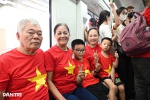 Cựu binh xúc động ngắm Thủ đô đổi thay từ chuyến tàu trên cao