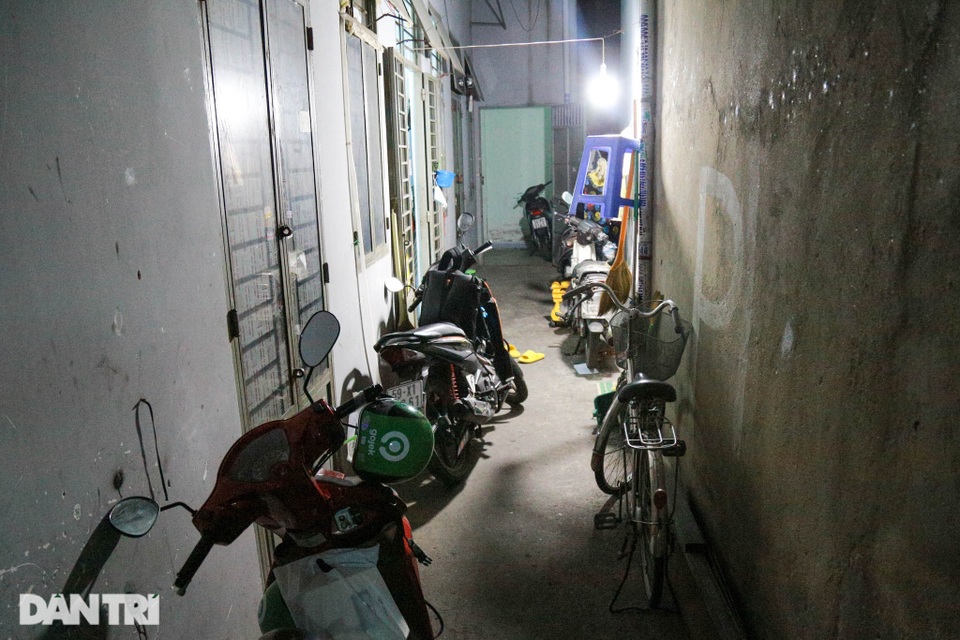 Thất nghiệp do dịch Covid-19: Cả gia đình đi nhặt ve chai xuyên đêm - 2 Thất nghiệp do dịch Covid-19: Cả gia đình đi nhặt ve chai xuyên đêm - 2
