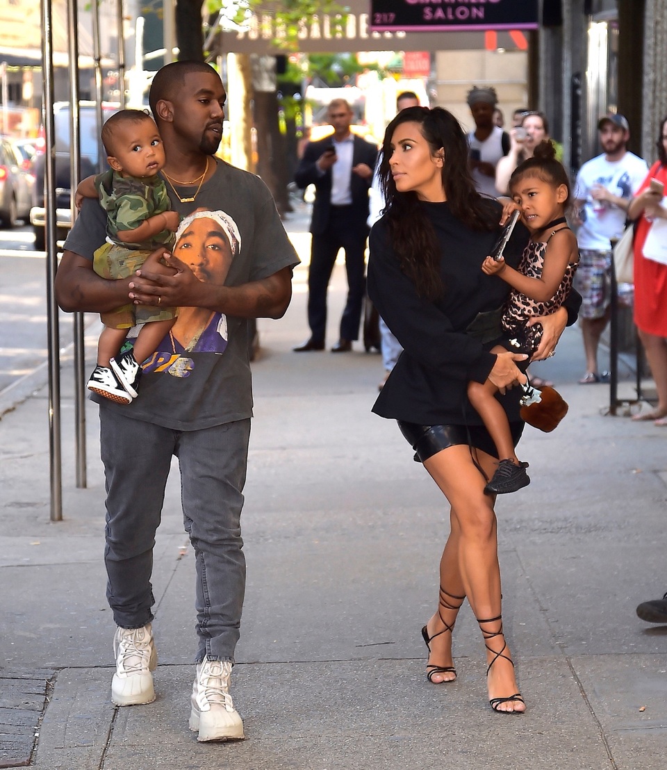 Kanye West và Kim Kardashian: Chuyện tình đẹp đã tan vỡ - 7 Kanye West và Kim Kardashian: Chuyện tình đẹp đã tan vỡ - 7