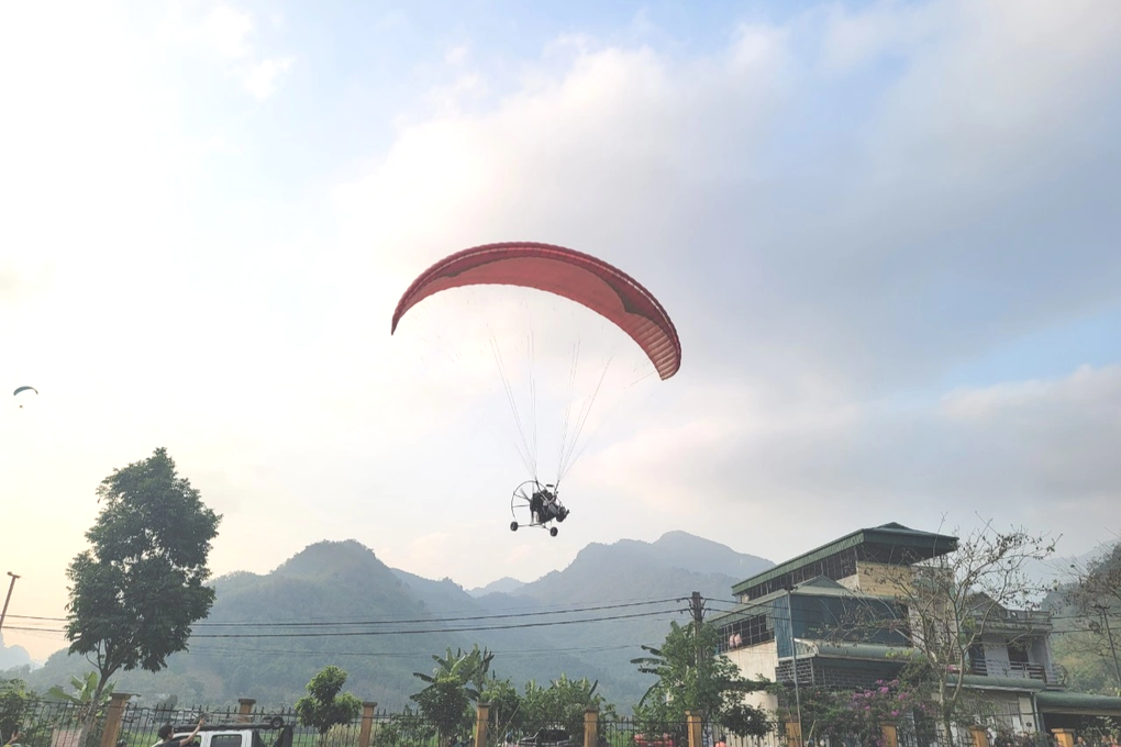 Du khách chi tiền triệu trải nghiệm bay dù lượn ở phiên chợ vùng cao - 3