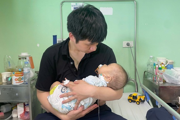 Bố trẻ nhìn con 8 tháng tuổi mắc bệnh hiểm nghèo: "Mong con được sống!"