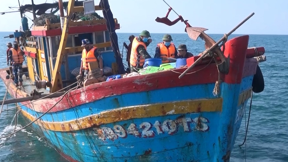 Tạm giữ 2 tàu giã cào hoạt động trái phép trên biển - 1 Tạm giữ 2 tàu giã cào hoạt động trái phép trên biển - 1