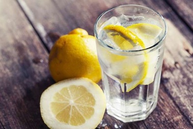Sự thật về những lát chanh trong ly nước
