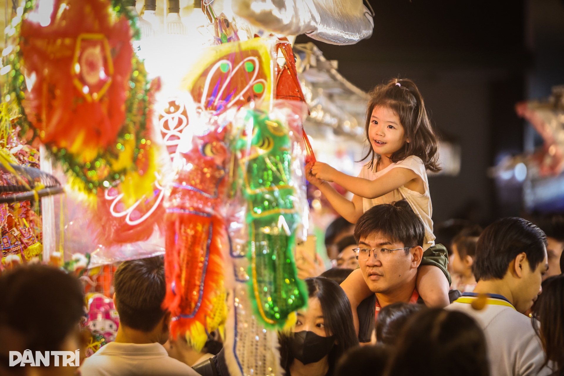 Rộn ràng không khí Trung thu sớm ở phố lồng đèn lâu đời nhất TPHCM - 6 Rộn ràng không khí Trung thu sớm ở phố lồng đèn lâu đời nhất TPHCM - 6