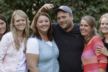 Chia sẻ về đời tư đặc biệt của người đàn ông Mỹ đang chung sống với… 5 bà vợ