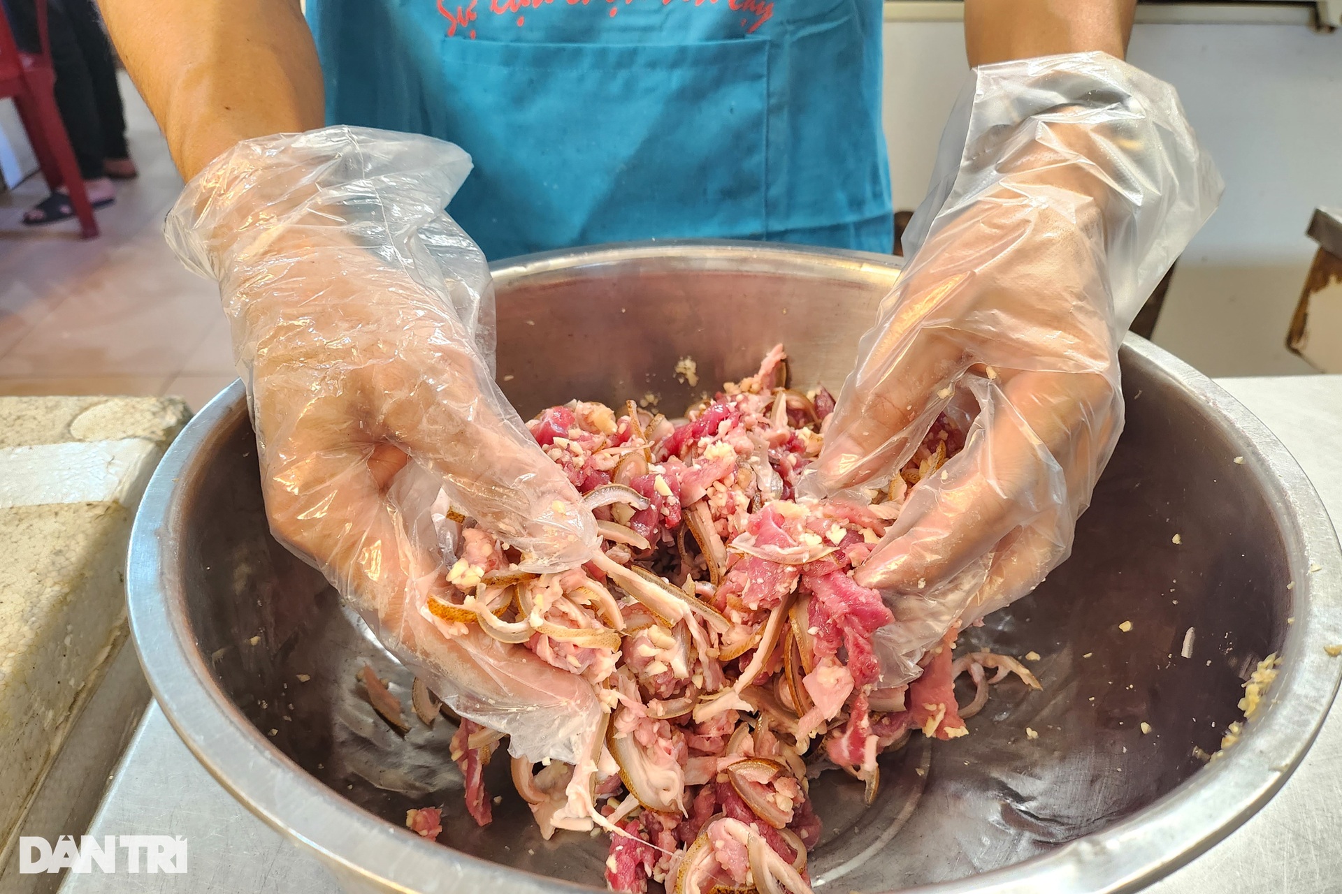 U70 tiết lộ bí quyết gói thịt dê sống bán đắt như tôm tươi - 6