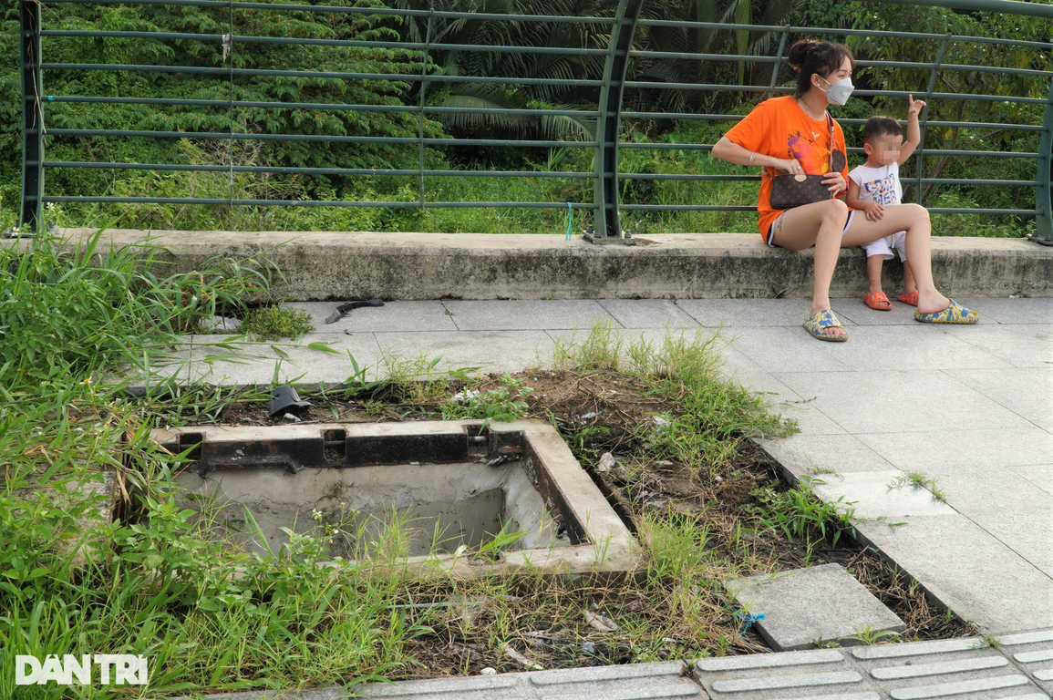 Gần chục nắp cống bị mất ở khu Thủ Thiêm, rình rập nuốt chửng người dân - 3 Gần chục nắp cống bị mất ở khu Thủ Thiêm, rình rập nuốt chửng người dân - 3