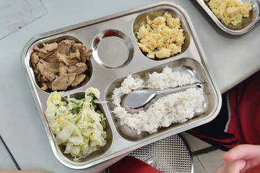 Hà Nội: Hai ngày liền cơm bán trú đến muộn, gần 14h học sinh mới ăn xong