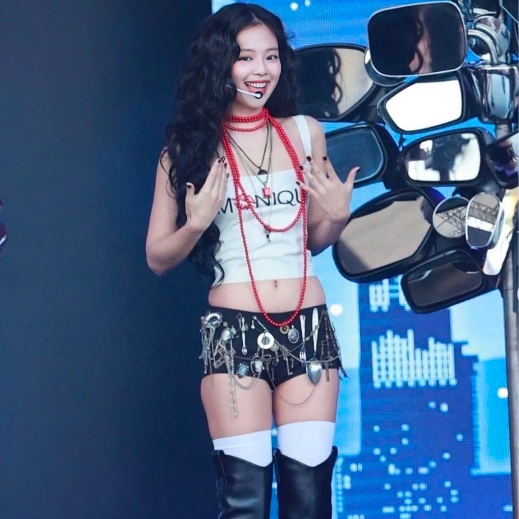 Jennie diện quần siêu ngắn 30 triệu đồng của nhà thiết kế Việt lên sân khấu - 1 Jennie diện quần siêu ngắn 30 triệu đồng của nhà thiết kế Việt lên sân khấu - 1