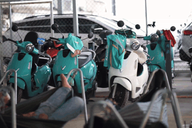 Quán cà phê kiêm trạm sạc xe điện thu hút đông đảo người dân tại TPHCM