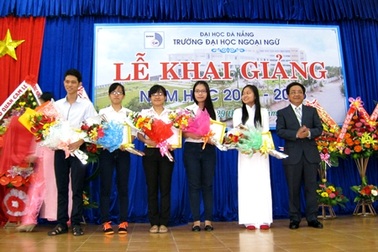 ĐH Ngoại ngữ Đà Nẵng khen thưởng thí sinh thi đại học đạt điểm cao