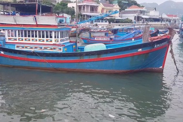 Đảo hơn 3.000 dân ở Nha Trang ngập rác mùa biển động