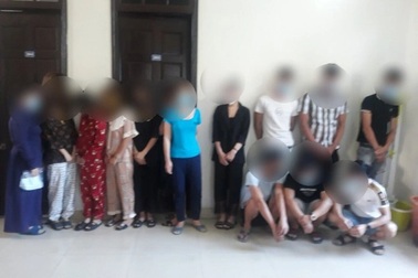 Bắt quả tang 6 đôi nam nữ mua bán dâm trong phòng hát karaoke