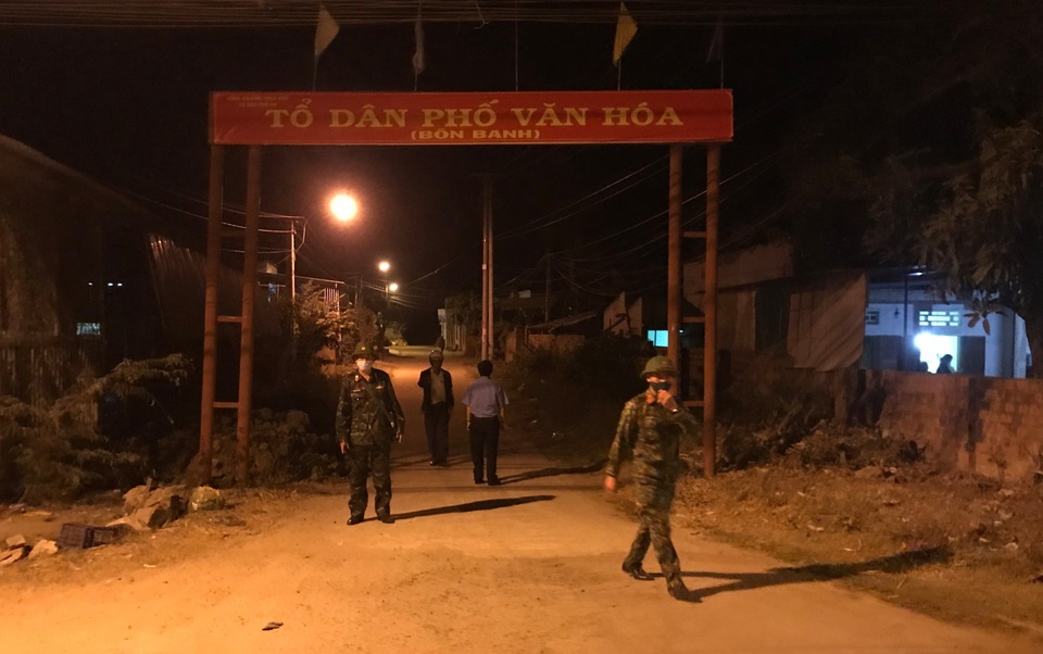 Tiểu đoàn Hóa học trắng đêm phun khử khuẩn vùng phong tỏa - 3 Tiểu đoàn Hóa học trắng đêm phun khử khuẩn vùng phong tỏa - 3