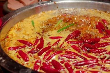 Lên đời từ quán vỉa hè: Nền kinh tế tỷ USD phía sau bát mì cay