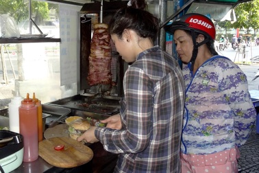 Chủ quán ăn chật vật vì nắng nóng, tốn thêm chục triệu đồng mỗi tháng