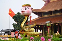 Linh vật rắn "siêu dễ thương", đầu đội vòng nguyệt quế trình làng