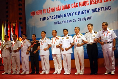 Hải quân ASEAN thiết lập đường dây nóng xử lý vấn đề biển Đông