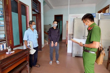 Thanh niên cạy thùng xe ô tô trộm... đồ vàng mã